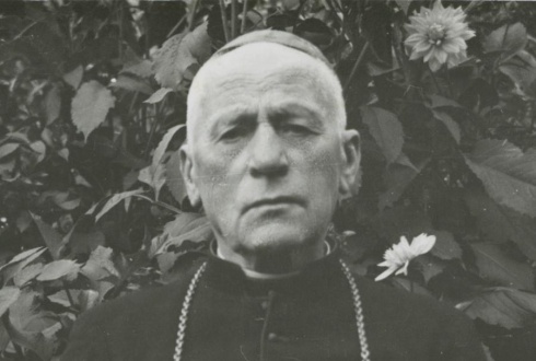 Arkivyskupas Teofilius Matulionis sovietinėje tremtyje Birštone 1957 m. Teofilio Pilkos nuotrauka.